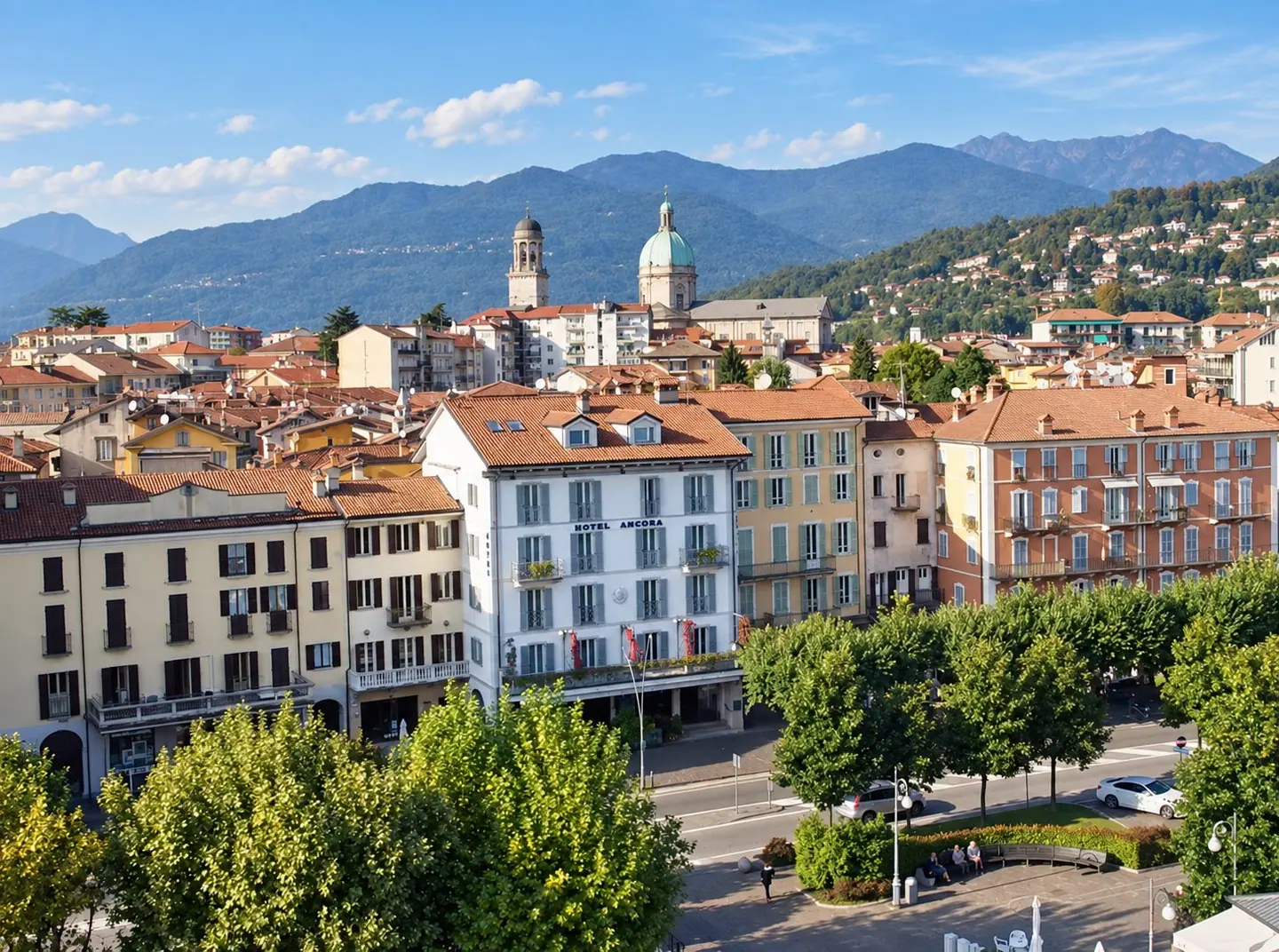 Das Gebäude der Casa alle Colonne by Hotel Ancora am Corso Goffredo Mameli 65, gegenüber dem Hafen von Intra