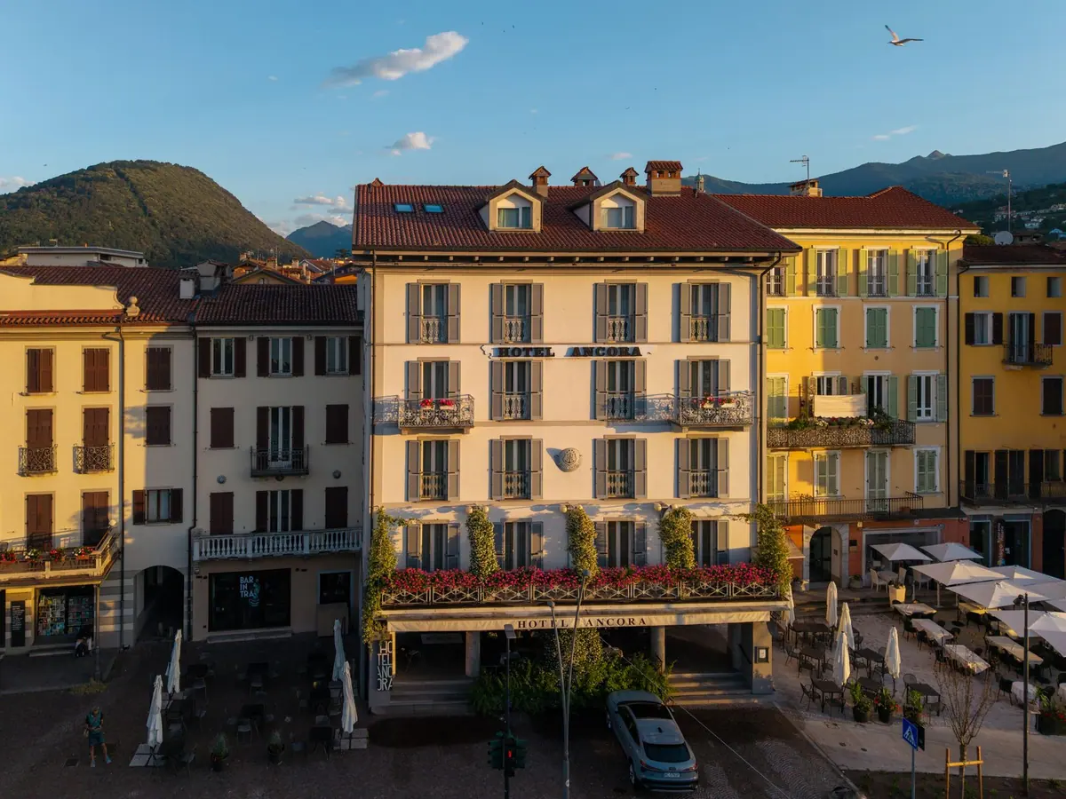 La fachada del Hotel Ancora en el paseo del lago de Intra, vista desde arriba