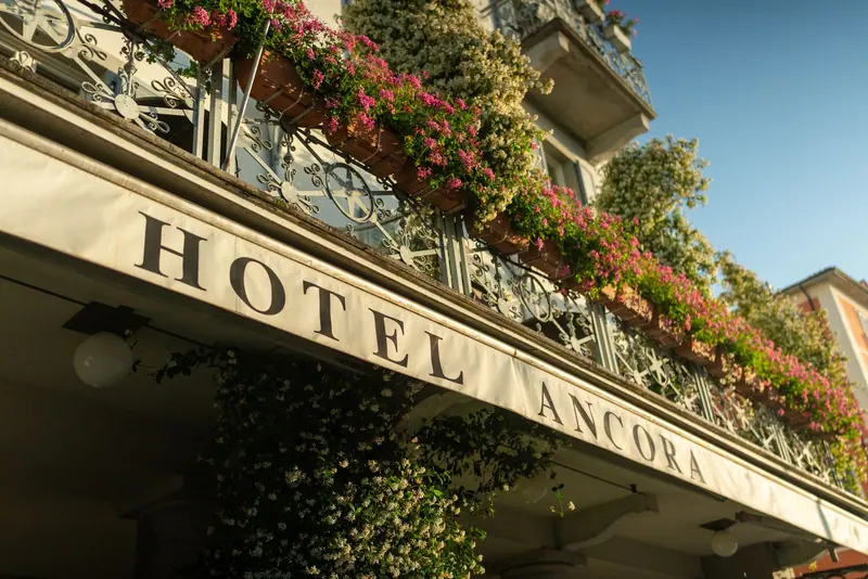 El rótulo del Hotel Ancora sobre los soportales, con las flores del balcón